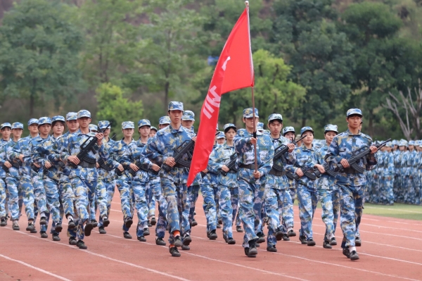 学校举行2025级学生军训结训总结暨表彰大会