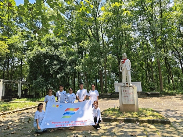 【三下乡】深耕本土红色资源以青年实干活化少年英雄记忆——教育学院师生“三下乡”走进刘文学烈士墓园