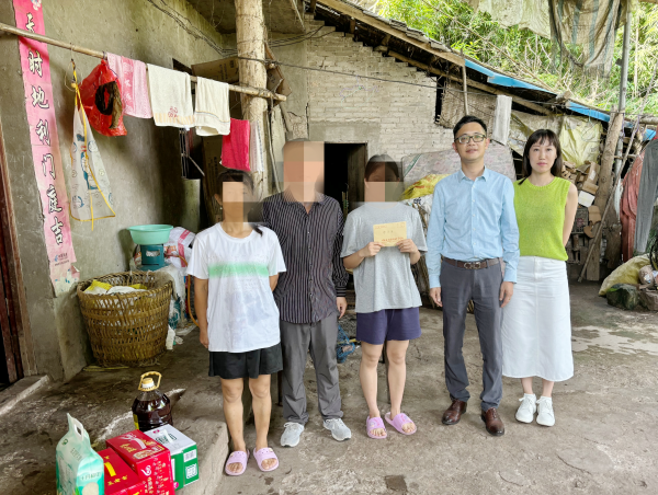 “应职温度·传递不息”  ——重庆应用技术职业学院教育学院开展暑期精准资助家访活动