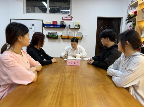 搭建桥梁，共话成长 ——互联网信息学院党支部开展“书记有约”活动
